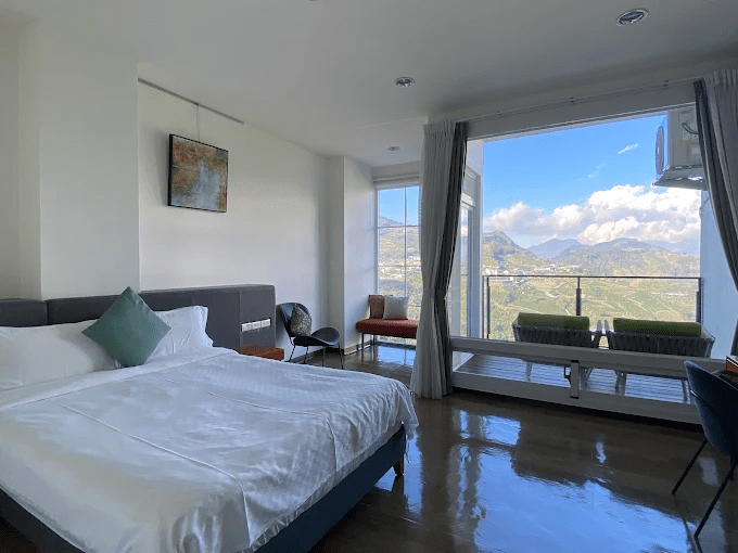 十方山水民宿窗外壯闊的雲海與山景