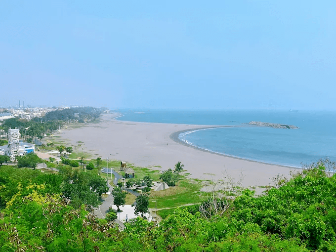 傍晚走上旗津旗後登山步道，迎著海風把高雄港與夕陽一起收進視野