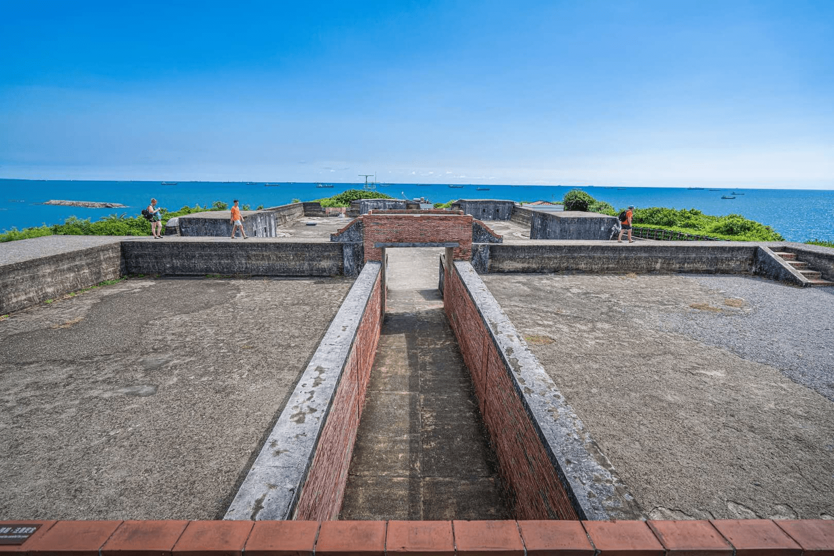 傍晚走上旗津旗後登山步道，迎著海風把高雄港與夕陽一起收進視野