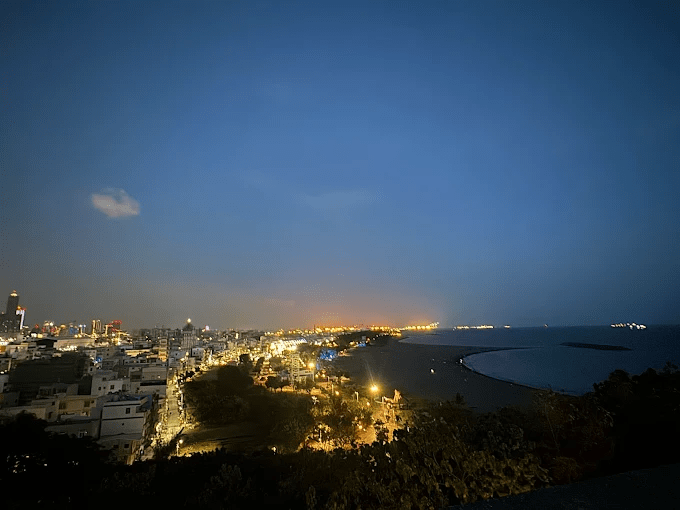 傍晚走上旗津旗後登山步道，迎著海風把高雄港與夕陽一起收進視野
