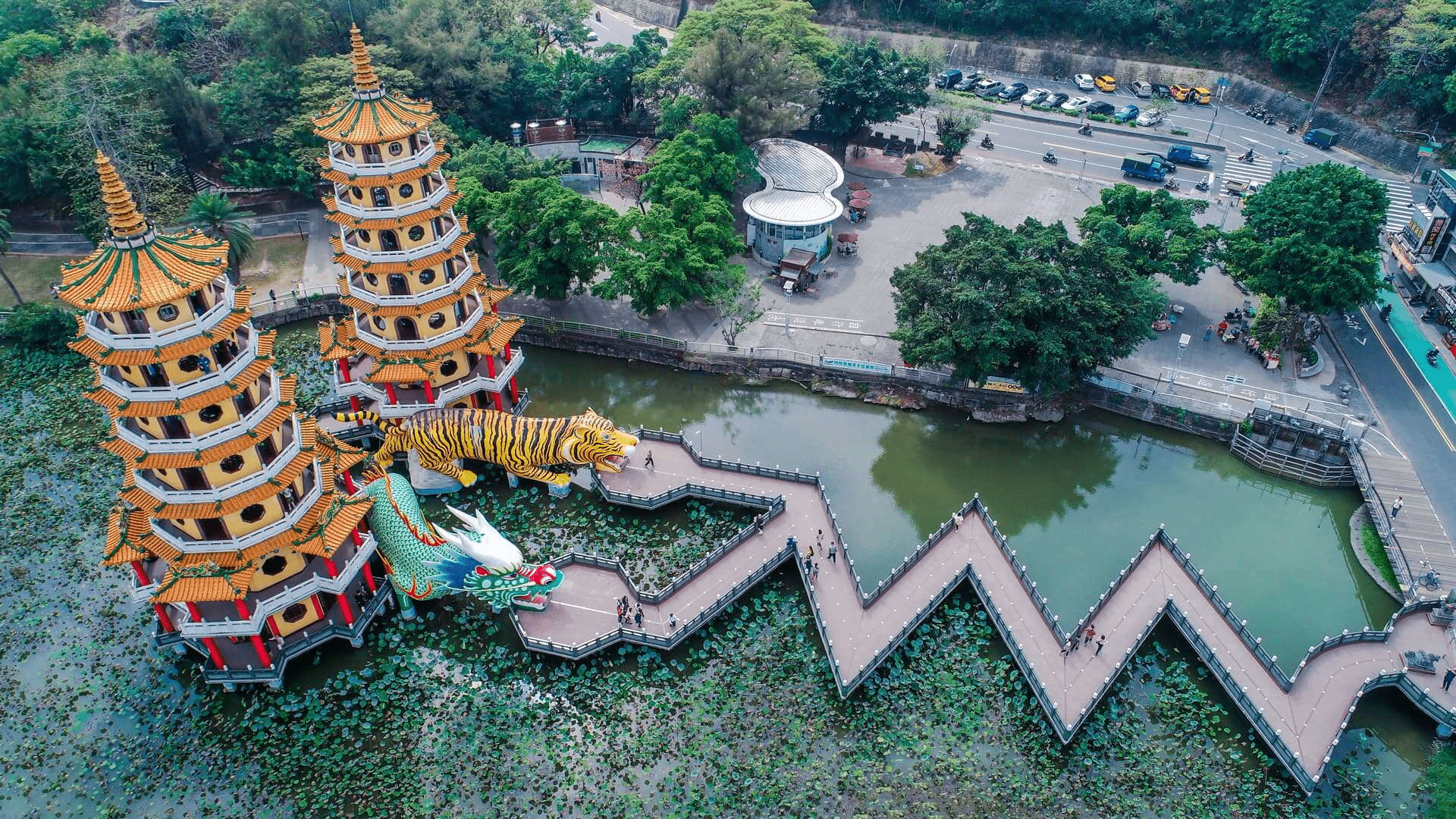 高雄龍虎塔全景與蓮池潭湖光山色