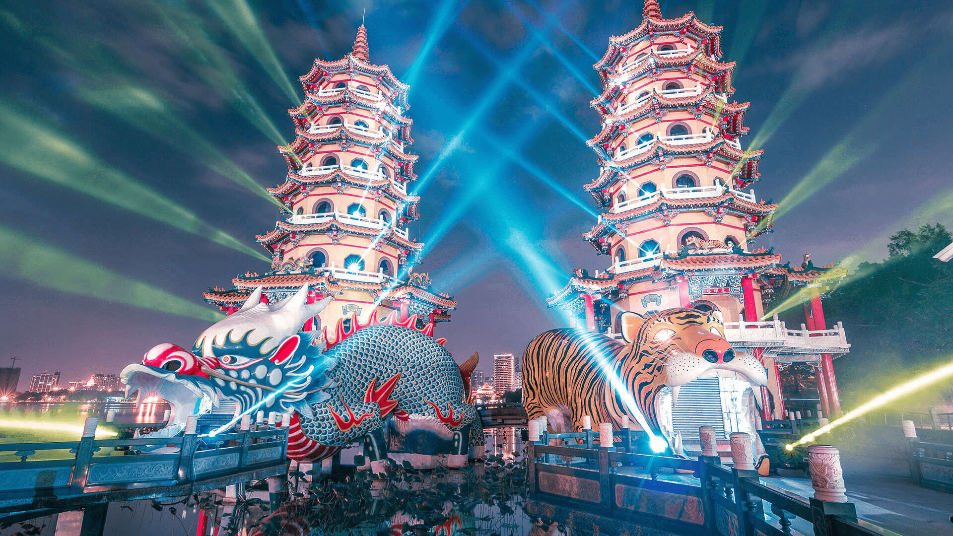 龍虎塔夜景璀璨迷人