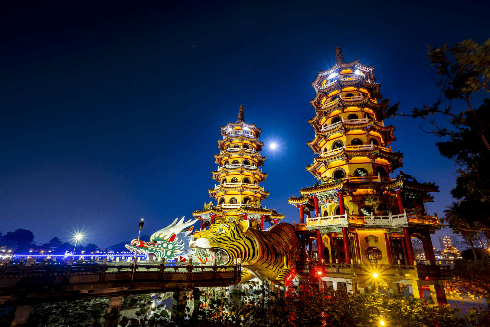 光影交織下的龍虎塔側拍