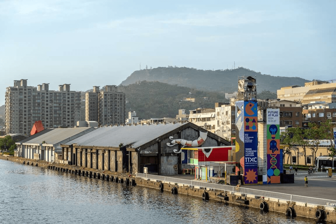 走進高雄駁二藝術特區的午後時分，在展覽空間與港邊風景裡慢慢停留