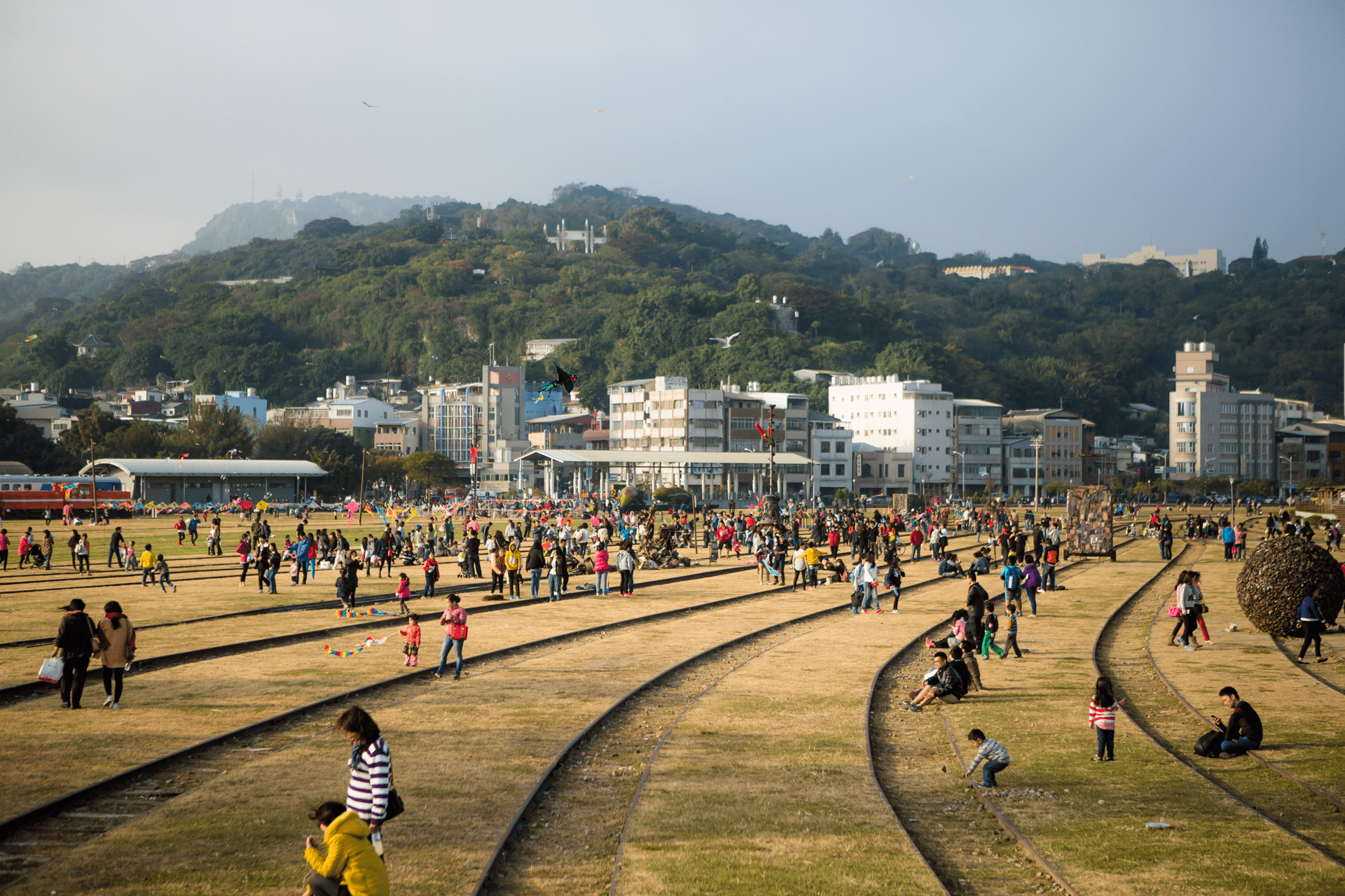 走進高雄駁二藝術特區的午後時分，在展覽空間與港邊風景裡慢慢停留