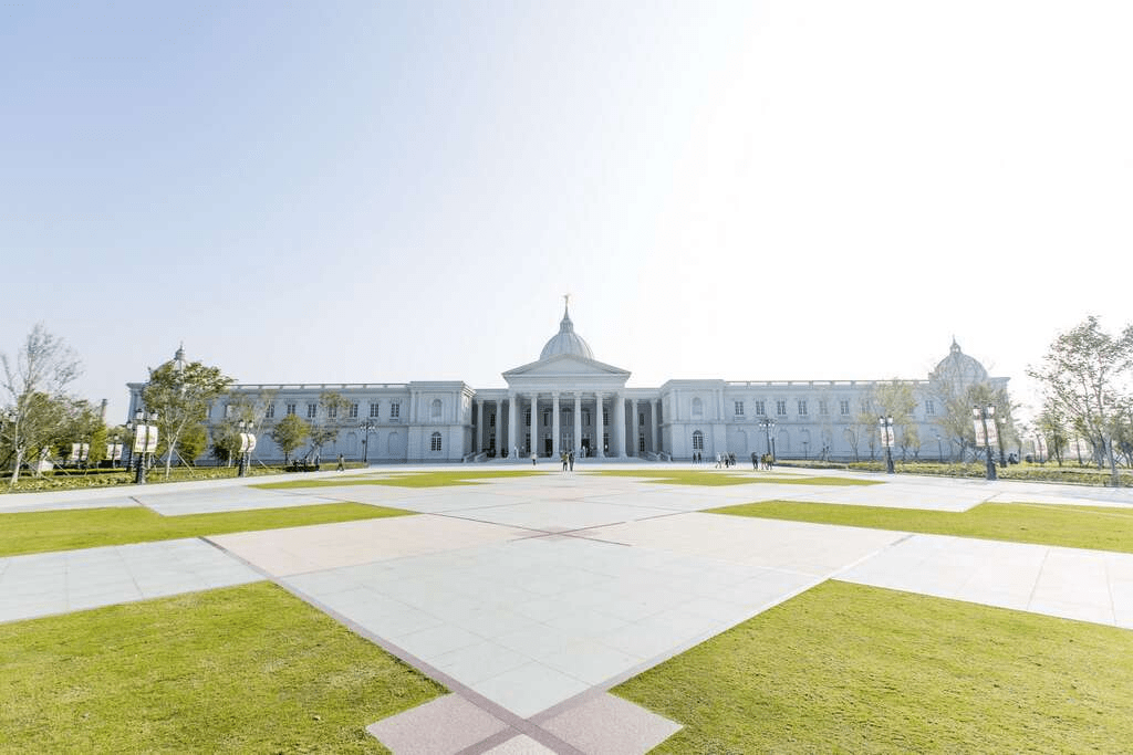 把行李帶往南方，從港都藝術到山林日出，走一段屬於台灣南部的慢旅行