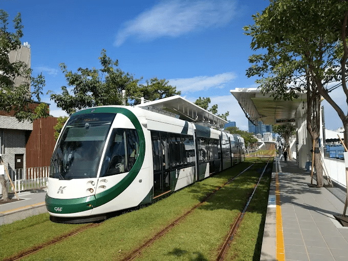 從輕軌車窗看高雄港都展開，沿線景點串起一場剛剛好的城市漫遊