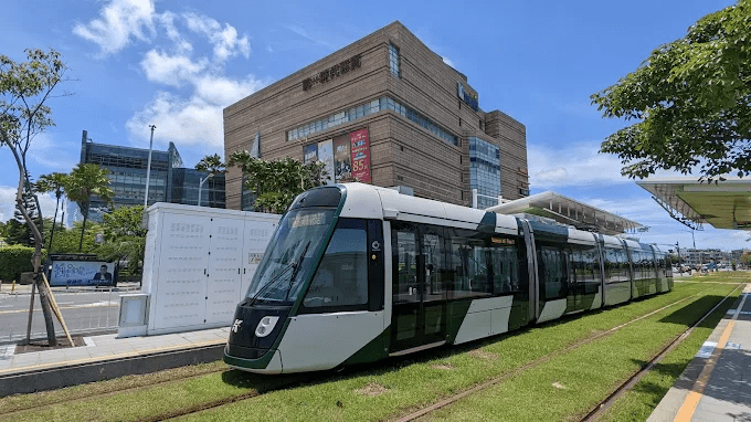 從輕軌車窗看高雄港都展開，沿線景點串起一場剛剛好的城市漫遊