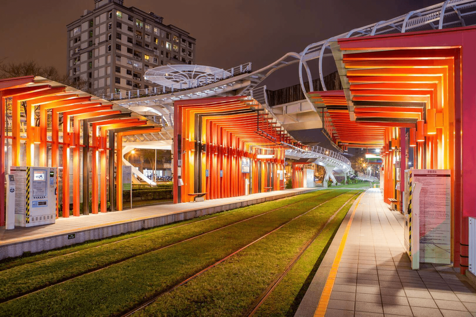 從輕軌車窗看高雄港都展開，沿線景點串起一場剛剛好的城市漫遊