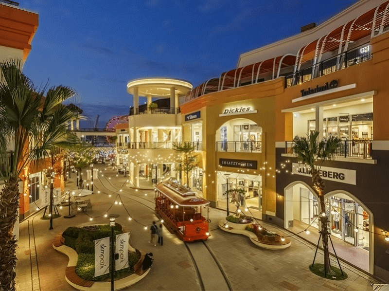 從輕軌車窗看高雄港都展開，沿線景點串起一場剛剛好的城市漫遊