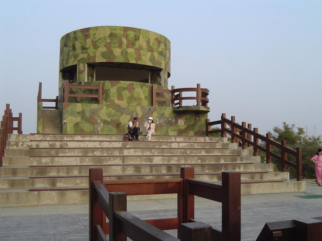 午後沿著高雄彌陀的漯底山自然公園散步，踩著泥岩步道，看海線風景一層層打開