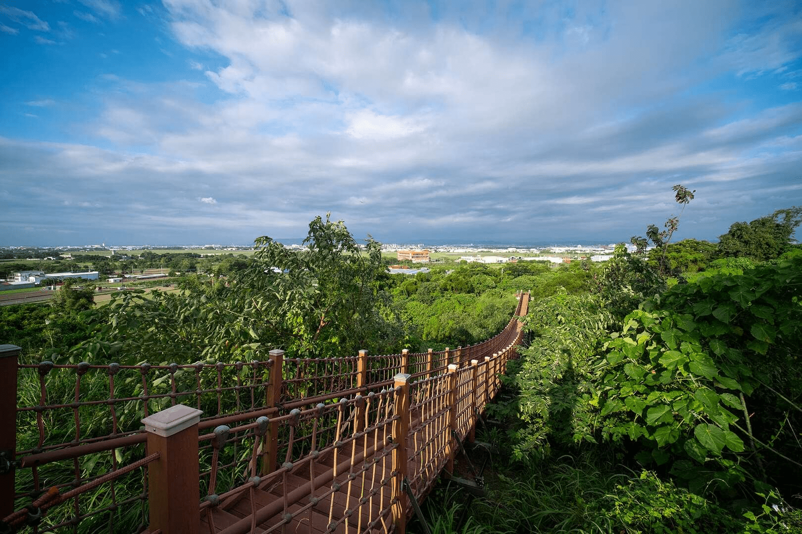 午後沿著高雄彌陀的漯底山自然公園散步，踩著泥岩步道，看海線風景一層層打開