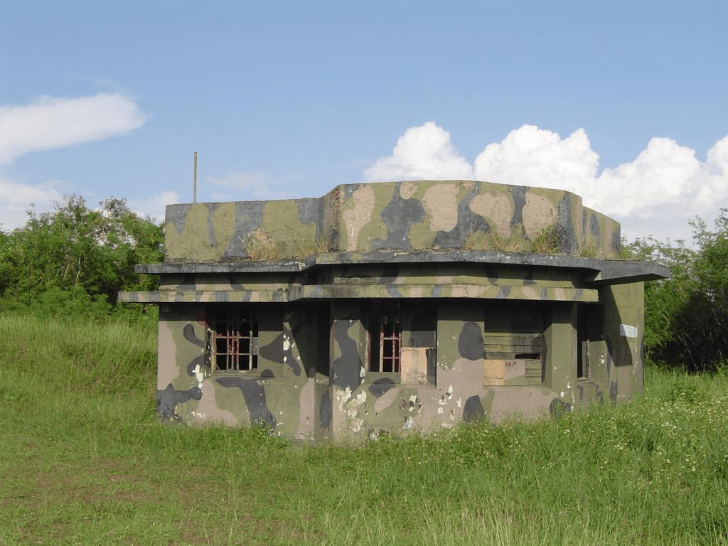 午後沿著高雄彌陀的漯底山自然公園散步，踩著泥岩步道，看海線風景一層層打開