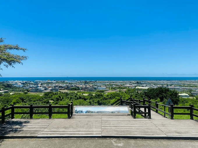 午後沿著高雄彌陀的漯底山自然公園散步，踩著泥岩步道，看海線風景一層層打開