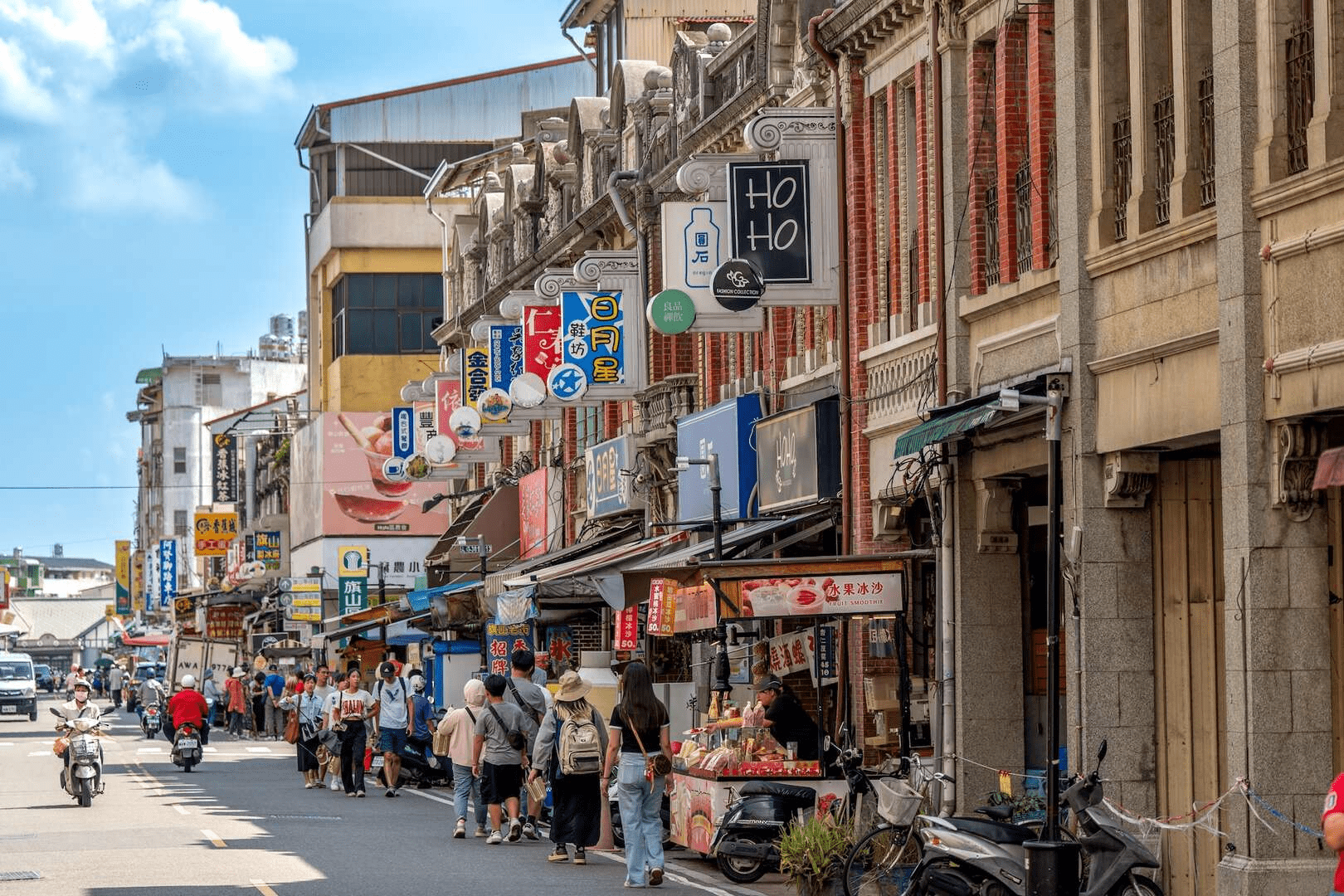 在高雄旗山安排一趟不趕行程的散策旅程，老街、溪畔與山城光影一路陪伴