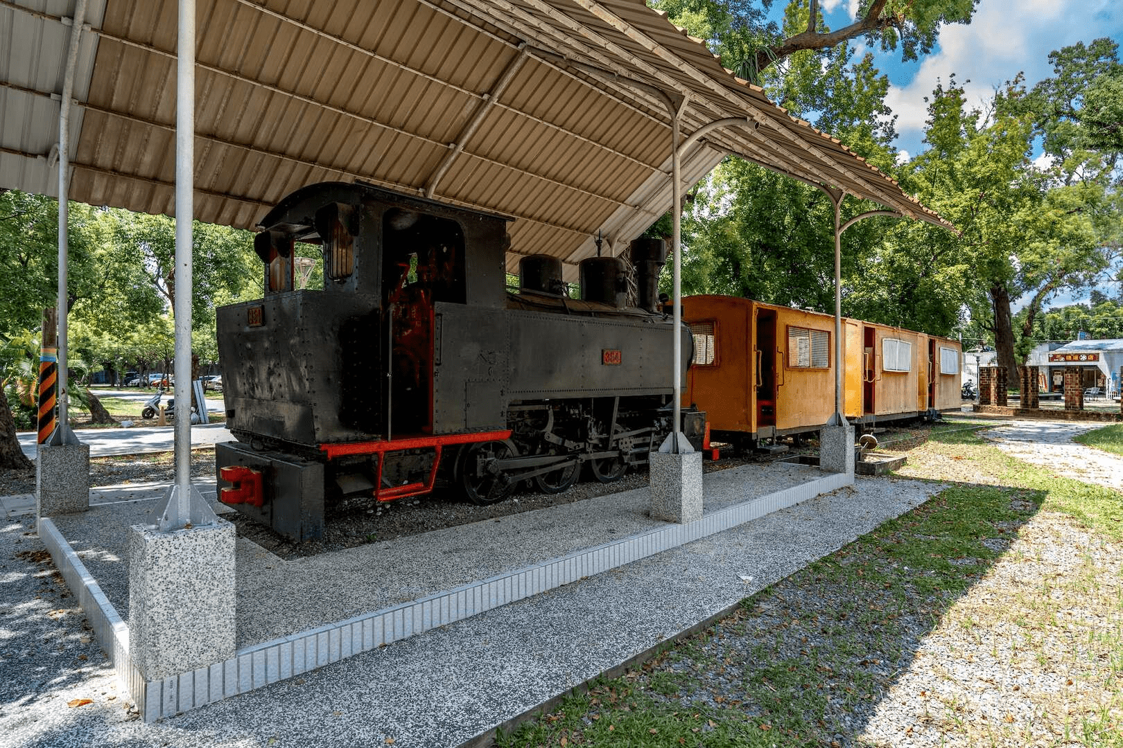 在高雄旗山安排一趟不趕行程的散策旅程，老街、溪畔與山城光影一路陪伴
