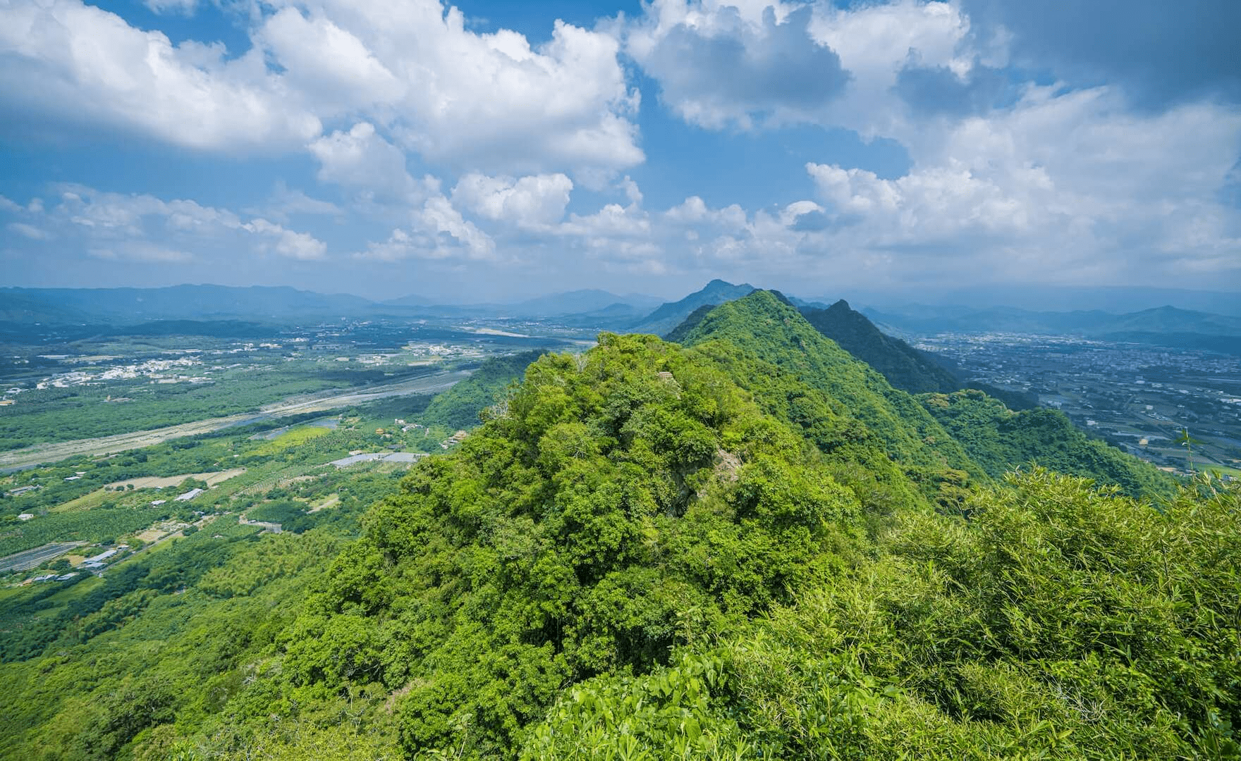 在高雄旗山安排一趟不趕行程的散策旅程，老街、溪畔與山城光影一路陪伴