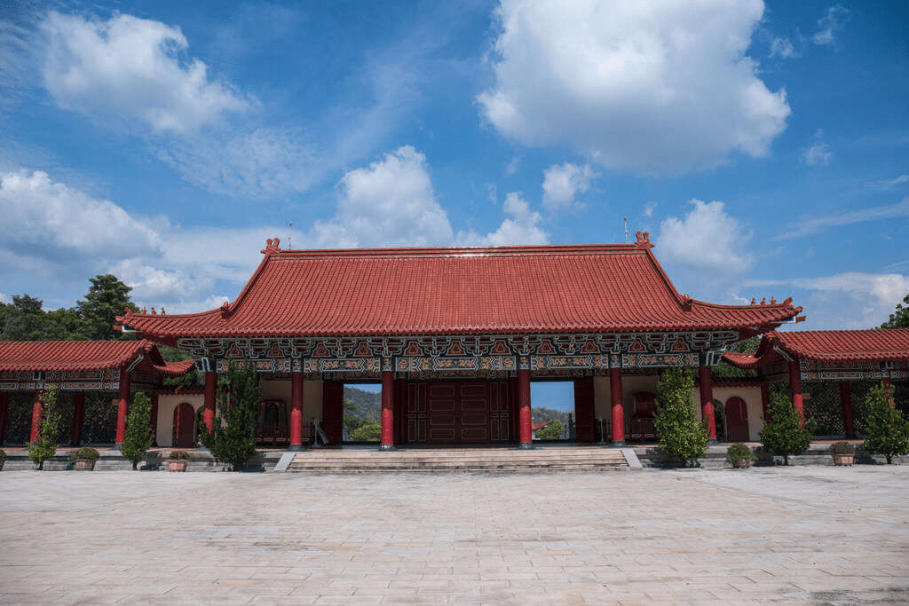 在高雄旗山安排一趟不趕行程的散策旅程，老街、溪畔與山城光影一路陪伴