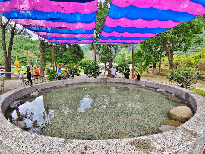 從城市轉進高雄茂林的情人谷溫泉,讓身體在山林溪谷裡找到剛好的停靠