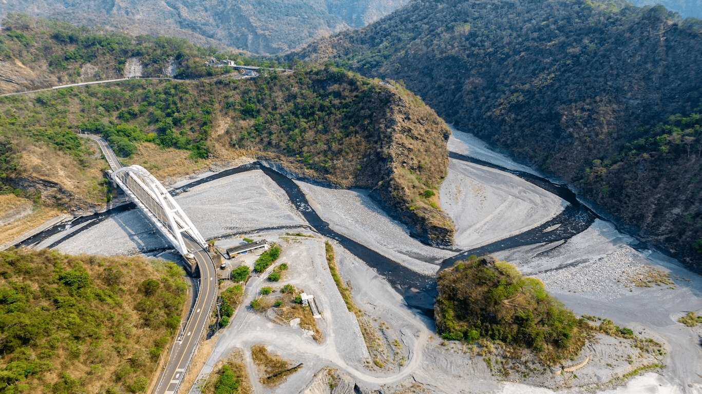 從城市轉進高雄茂林的情人谷溫泉,讓身體在山林溪谷裡找到剛好的停靠