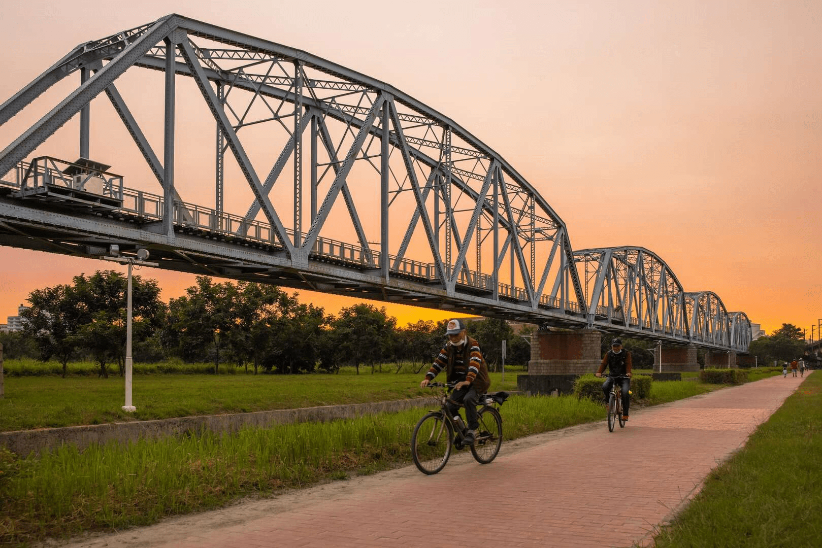 陽光落進高屏溪河床的午後,沿路遇見涼山瀑布與屏東山林的安靜節奏