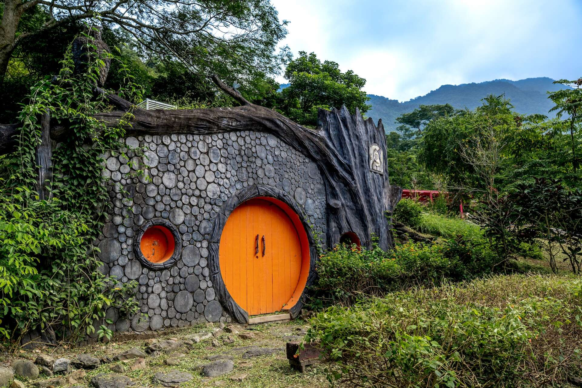 陽光落進高屏溪河床的午後,沿路遇見涼山瀑布與屏東山林的安靜節奏