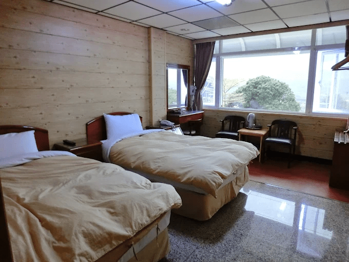 沿著山路走進高雄六龜溫泉，把城市留在後面，泡進一段慢慢鬆開的山城時光