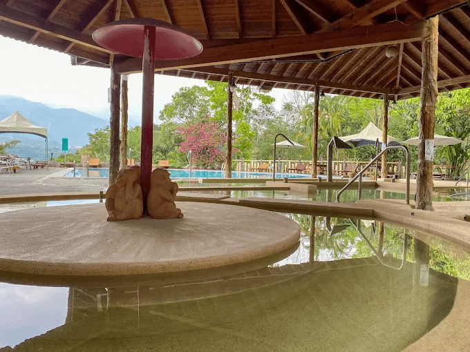 沿著山路走進高雄六龜溫泉，把城市留在後面，泡進一段慢慢鬆開的山城時光