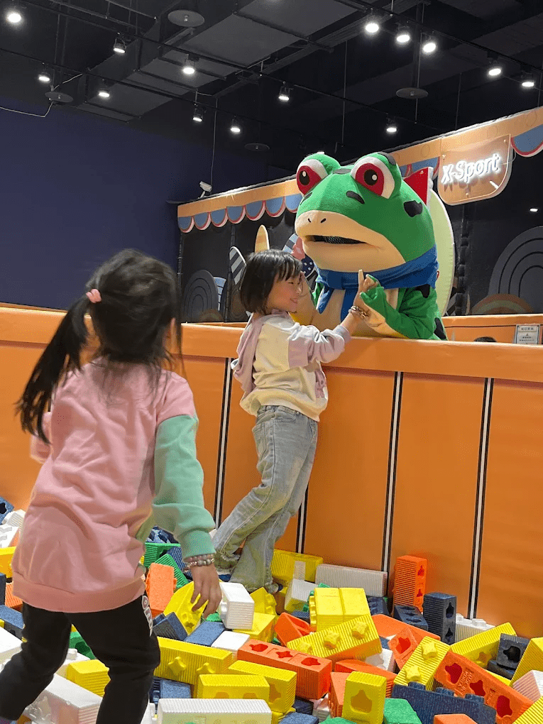 孩子在創意積木建築區發揮想像力進行建構