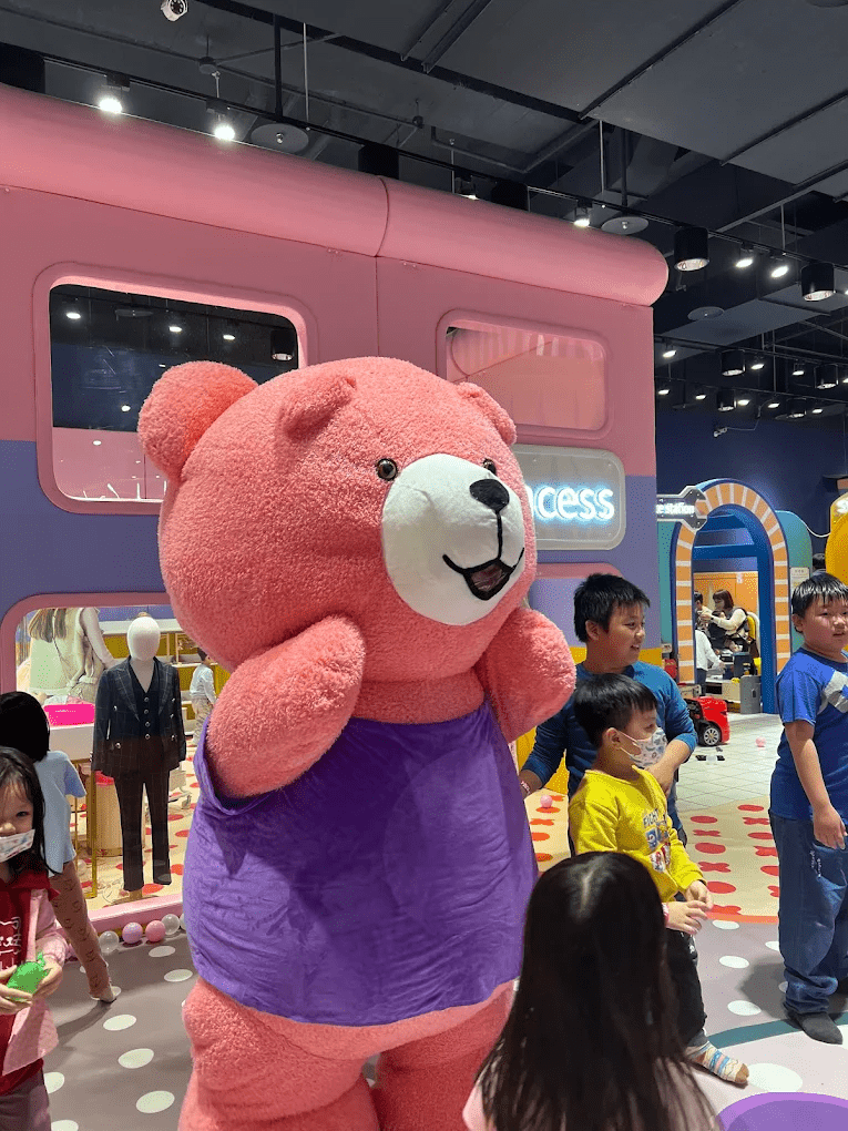 小朋友在角色扮演區體驗模擬超市與廚房樂趣