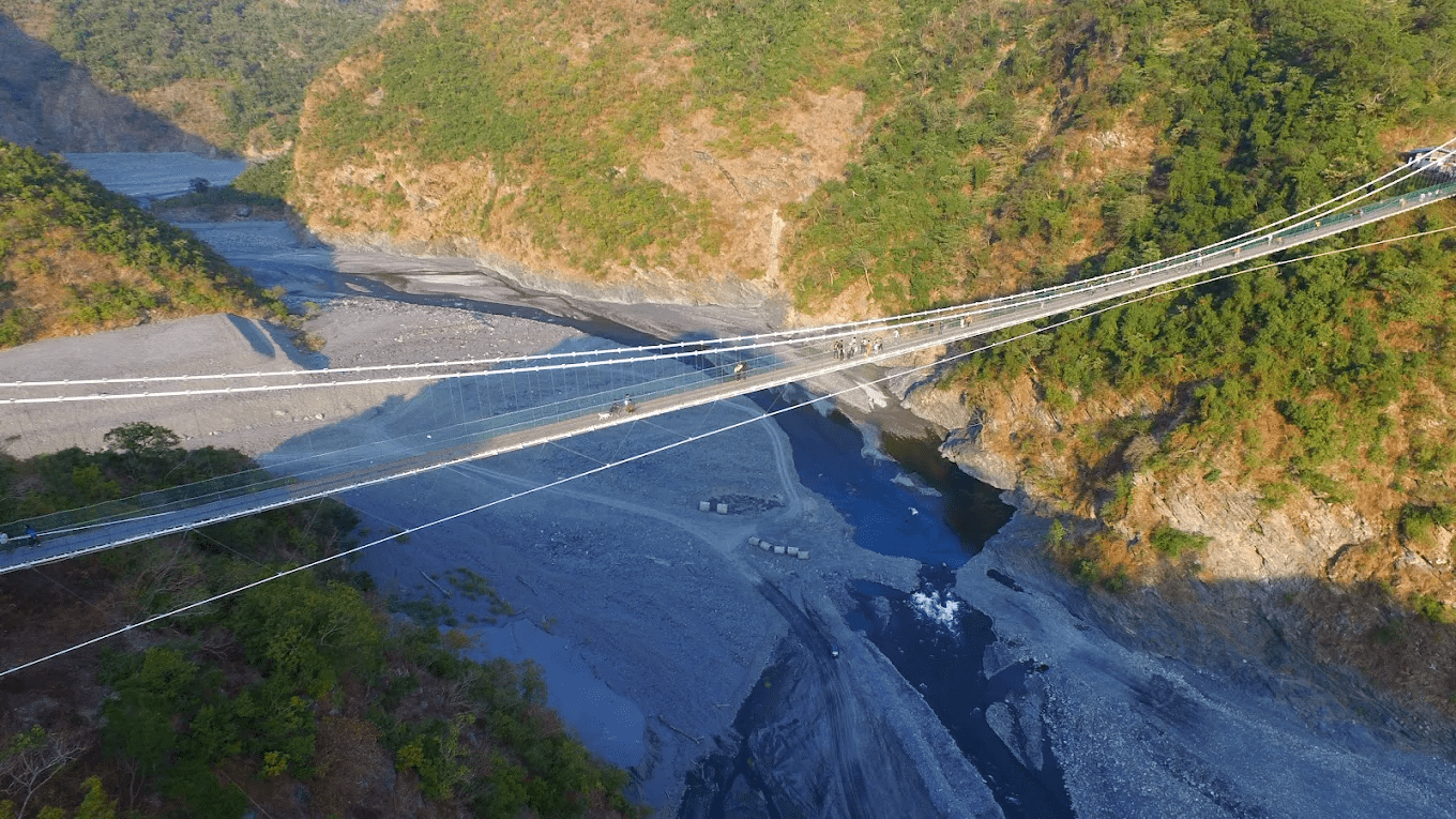 多納高吊橋橋面與兩側穩固的鋼索結構