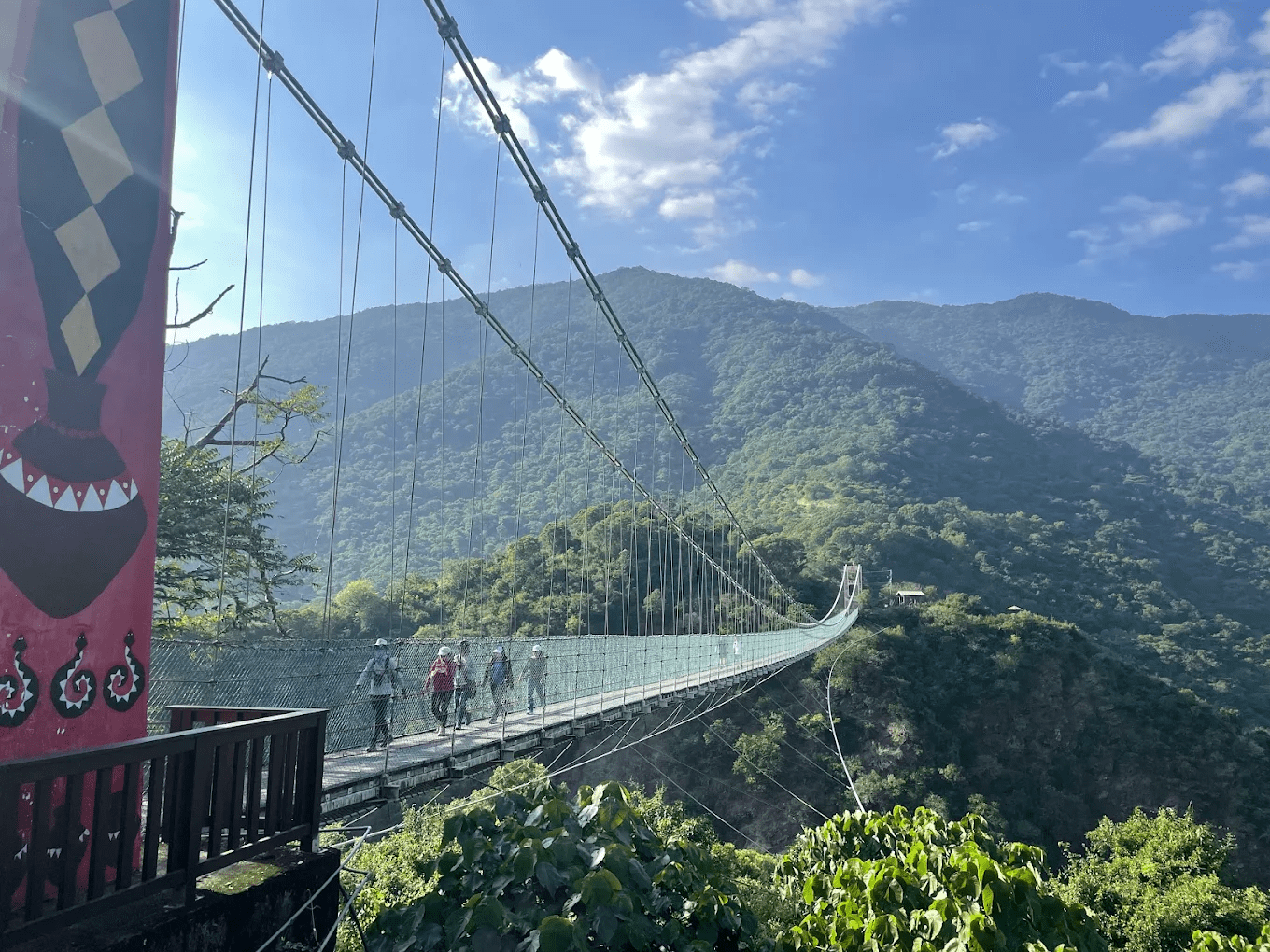 從多納高吊橋上眺望遠山與溪谷的遼闊視野