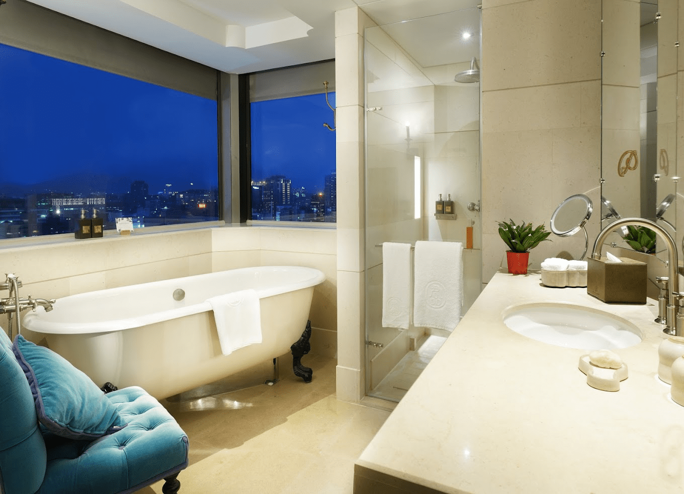 在台北車站之上，住進一座歐洲古堡，君品酒店把城市的喧囂都留在門外