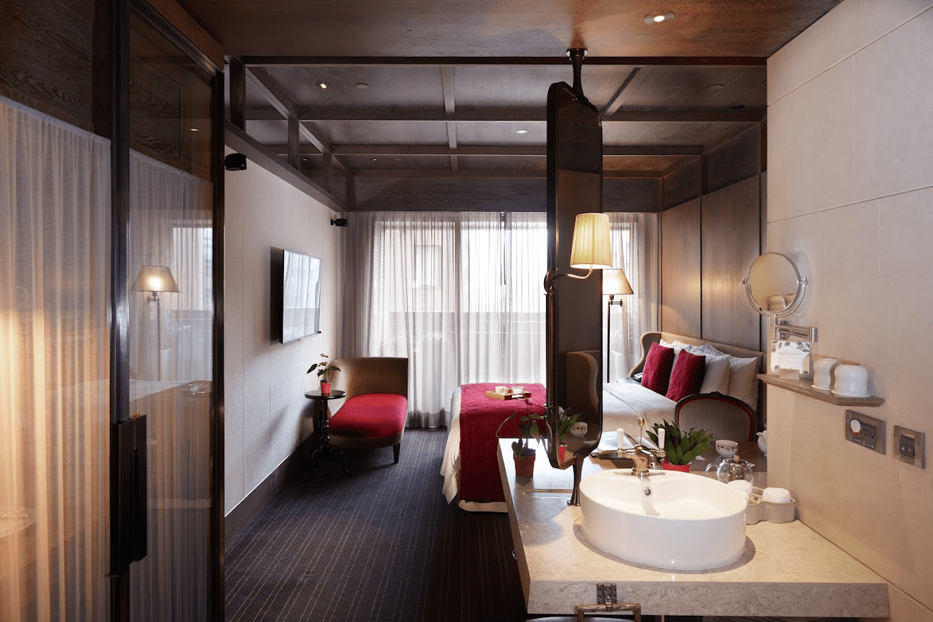 在台北車站之上，住進一座歐洲古堡，君品酒店把城市的喧囂都留在門外