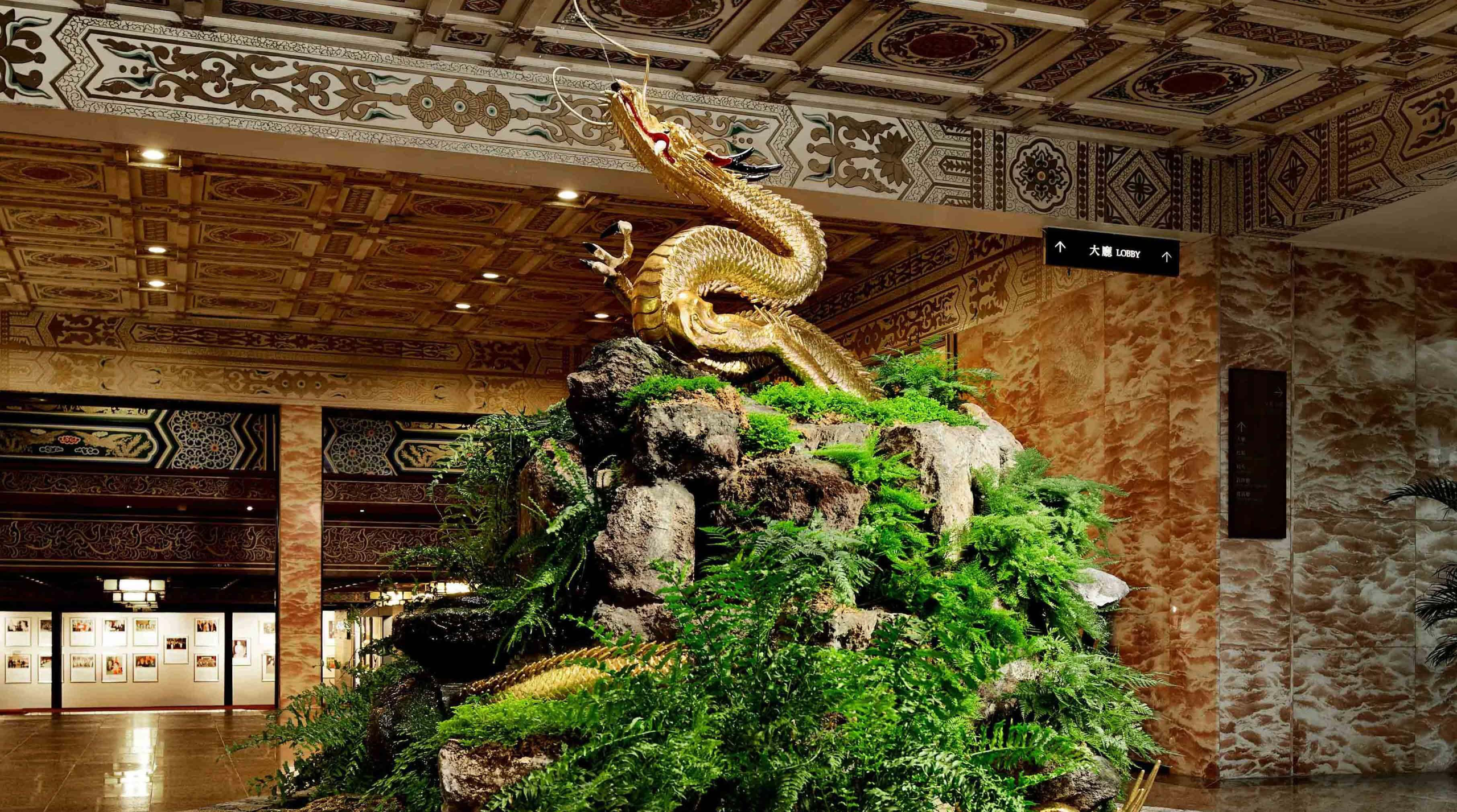 圓山大飯店大廳挑高氣派的空間與紅色廊柱