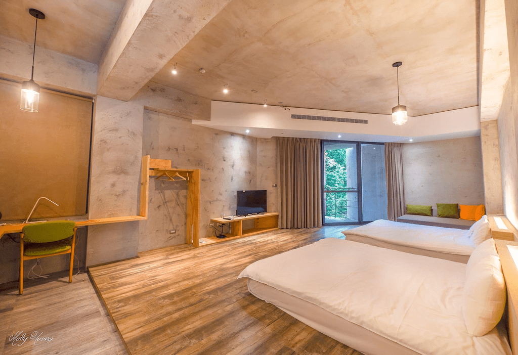 走過碼頭與林間小路，在日月潭民宿停留一晚，讓旅程留下溫度