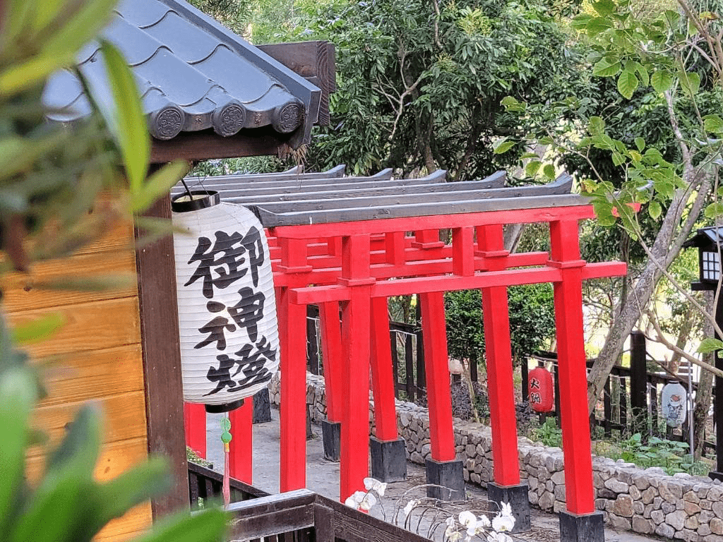 把週末留給森林與光影，住進綠意山莊，用住宿完成一場溫柔的苗栗旅行