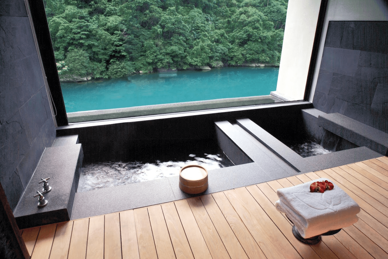 在山城霧氣與溪水之間，走進烏來溫泉，用一池美人湯慢慢洗去城市節奏