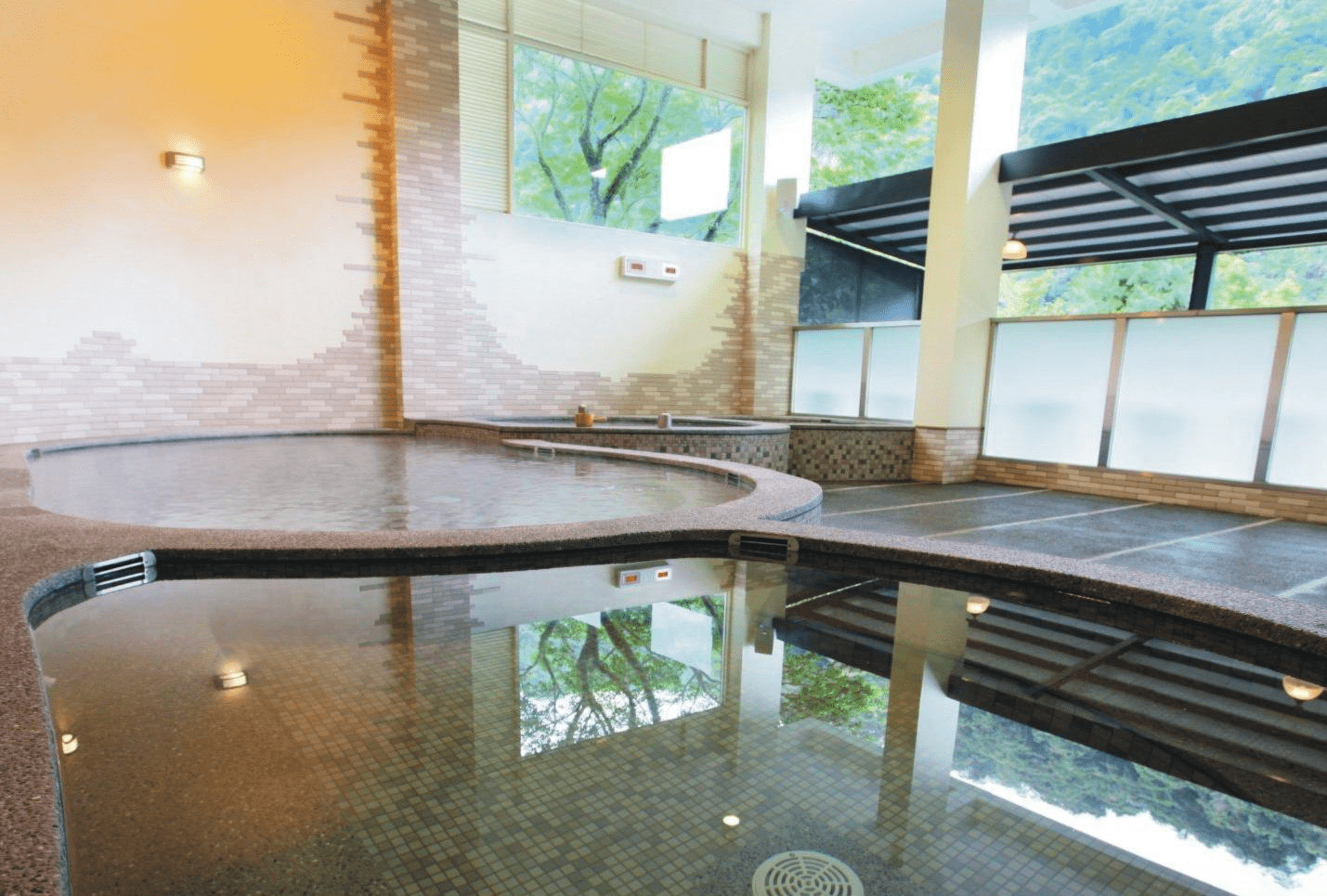 在山城霧氣與溪水之間,走進烏來溫泉,用一池美人湯慢慢洗去城市節奏