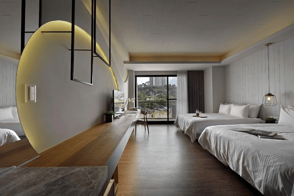 走過碼頭與林間小路，在日月潭民宿停留一晚，讓旅程留下溫度