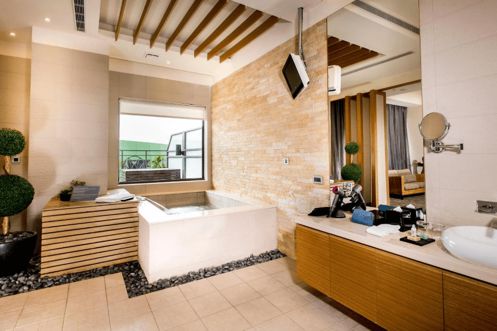 在霧氣與湯煙之間慢慢住一晚,選一間礁溪的溫泉住宿,住進風景與日常