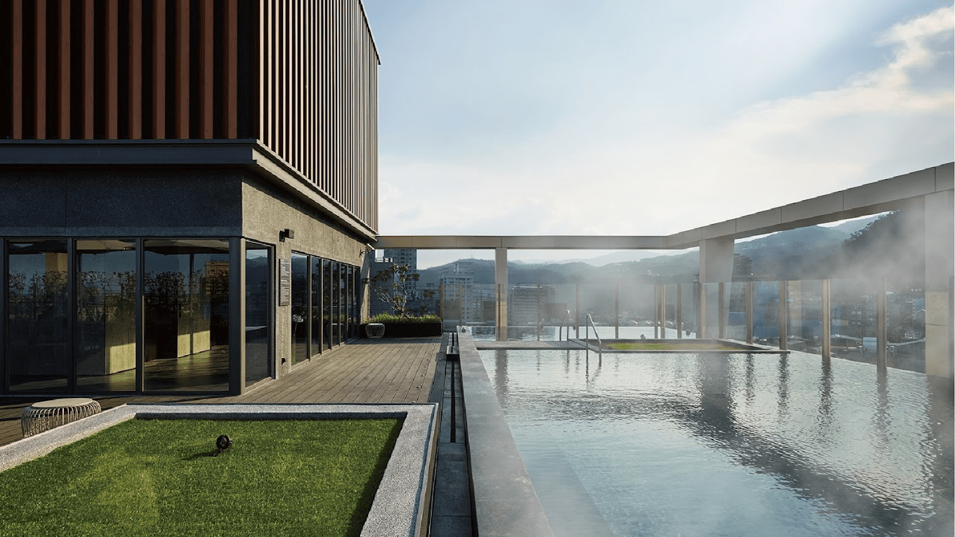 在霧氣與湯煙之間慢慢住一晚，選一間礁溪的溫泉住宿，住進風景與日常