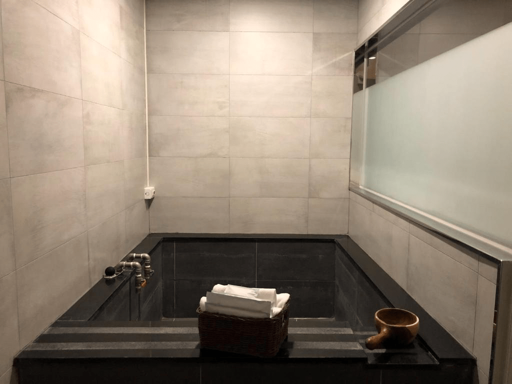 在霧氣與湯煙之間慢慢住一晚,選一間礁溪的溫泉住宿,住進風景與日常