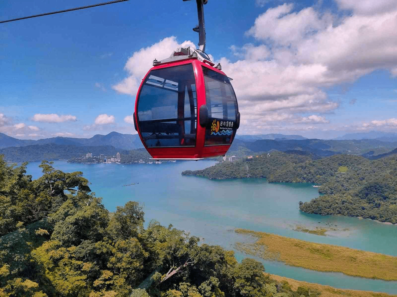 把腳步交給空中軌道，一趟日月潭纜車旅程，收藏從高處俯瞰的靜謐風景