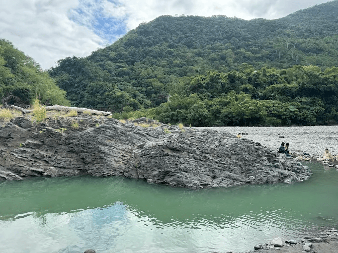 當風從縱谷吹來，在台東的知本與金崙泡進溫泉時光，讓旅行慢慢收尾