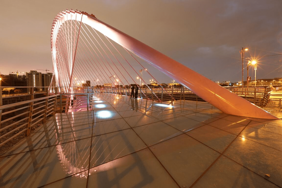 從白天走到夜裡的台中北屯，在日光溫泉會館泡一池剛剛好的熱湯