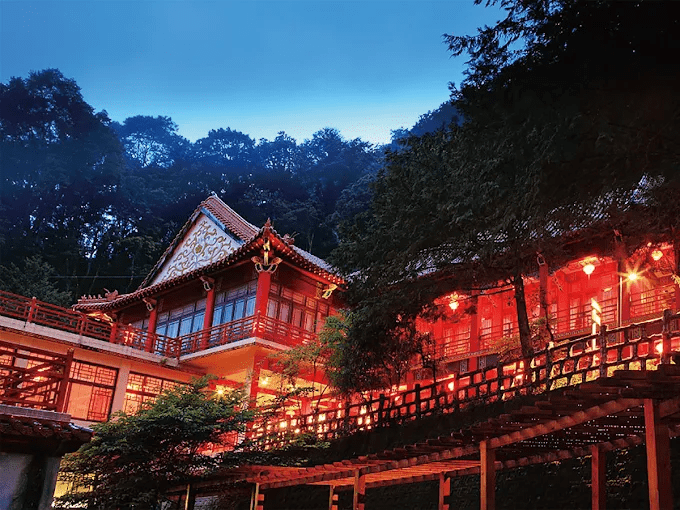 梨山賓館宮殿式建築在群山綠意中顯得格外醒目