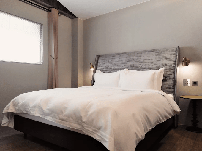 週末想慢下來時走向宜蘭，找一間合適住宿，白天田野夜裡礁溪溫泉與羅東夜市