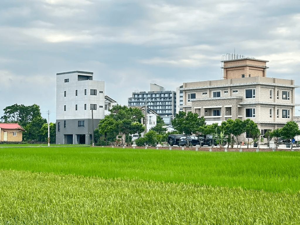 週末想慢下來時走向宜蘭，找一間合適住宿，白天田野夜裡礁溪溫泉與羅東夜市