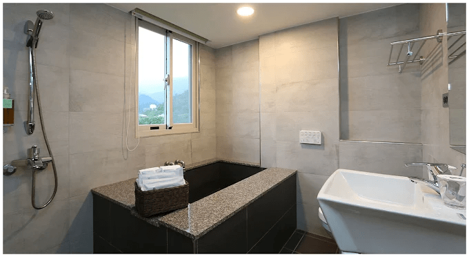 週末想慢下來時走向宜蘭，找一間合適住宿，白天田野夜裡礁溪溫泉與羅東夜市